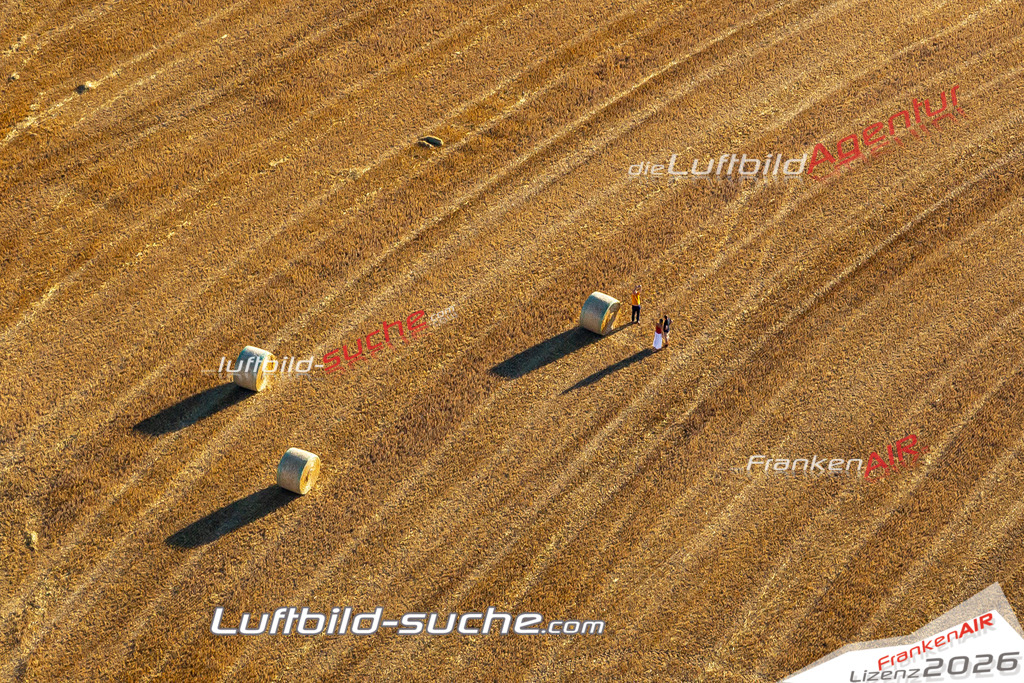 Aktuelles Luftbild von strohballen Mainleus - Die Luftaufnahme wurde 2020 mittels UL-Flugzeug erstellt ( keine Drohne ) - hochauflösende Kamera-Systeme von  Canon -Beste Qualität - Für grossformatige Ausdrucke geeignet. Die Geschenkidee !