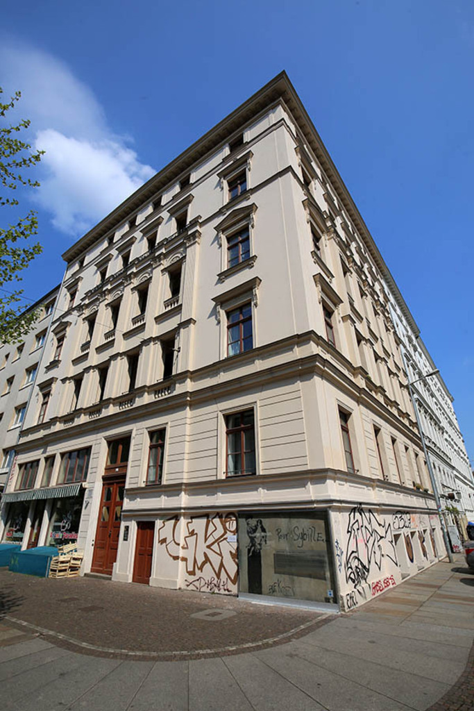 Foto: Leipzig - Madonna mit Kind - Graffito an der Karl-Liebknecht-Straße 7 - Mai 2022 | Das Team hinter BILDLEXIKON LEIPZIG bündelt historische wie aktuelle Informationen über die Stadt Leipzig in Text und Bild auf einer Plattform und stellt diese der interessierten Öffentlichkeit zur Verfügung.