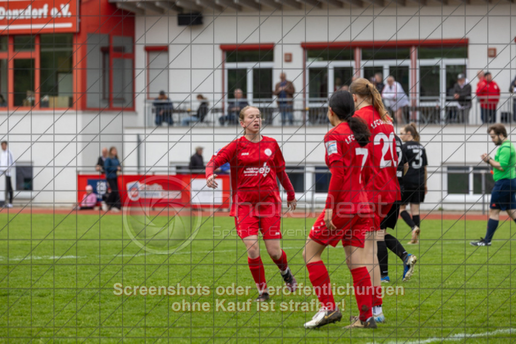 20250426_140930_0141 | #,1.FC Donzdorf (rot) vs. FC Wittlingen (schwarz), Fussball, EnBW-Oberliga B -Juniorinnen, 20. Spieltag, Saison 2024/2025, Rasenplatz, Lautertal Stadion, Süßener Straße 16, 73072 Donzdorf, 26.04.2025 - 14:00 Uhr,Foto: PhotoPeet-Sportfotografie/Peter Harich