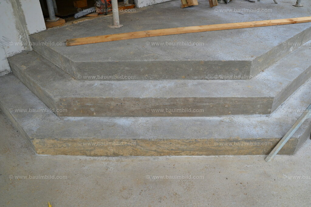 Außentreppe aus Beton | Dreistufige Betontreppe mit Podest