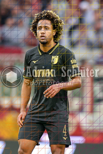 1. FC Köln vs FC Augsburg - 1. Bundesliga  | Köln, Deutschland, 18.10.25:   Han-Noah Massengo (FC Augsburg) schaut waehrend des Spiels der 1. Bundesliga zwischen  1. FC Köln vs FC Augsburg im RheinEnergieStadion(Foto von Brauer-Fotoagentur / Adrian Schlueter)