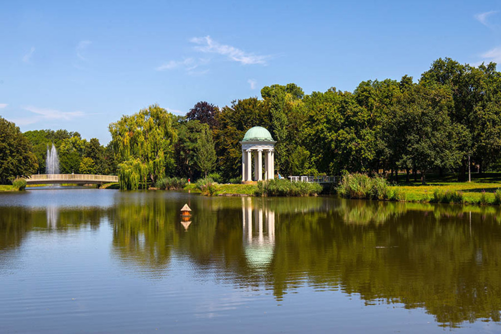 agra-Park - Musentempel | Entdecke über 20 Kategorien Leipzig-Motive: Foto-Downloads, hochwertige Poster, Leinwand- & Fine-Art-Prints. Jetzt Lieblingsfoto im Bildlexikon Leipzig Shop bestellen!