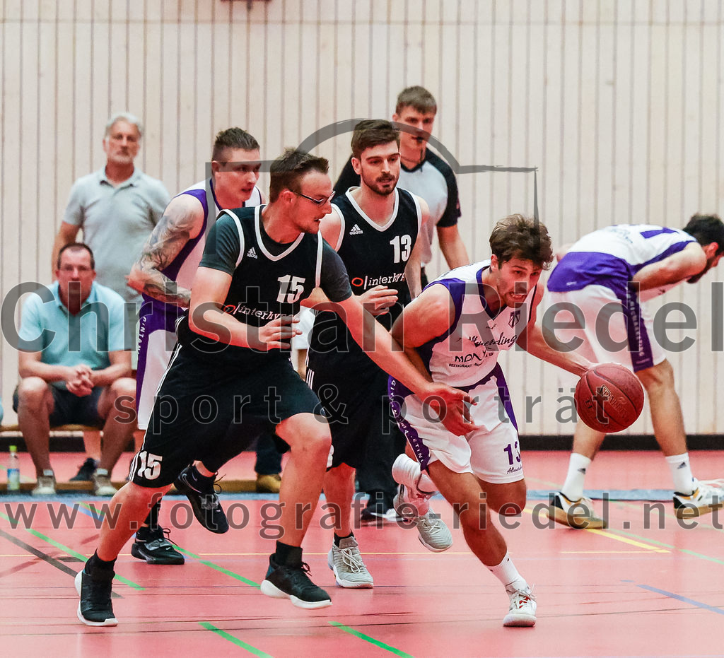 2022-05-15_116_SpVgg_Altenerding_gegen_TSV_Muenchen-Forstenried | Erding, Deutschland, 15.05.2022:
Basketball, Bezirksliga 2021 / 2022, Play-Offs, SpVgg Altenerding gegen TSV München-Forstenried, Endergebnis: 55:57

Alexander Winklhofer (TSV München-Forstenried, #15), Jonah Timothy Richardson (SpVgg Altenerding, #13)

Foto: Christian Riedel / fotografie-riedel.net
