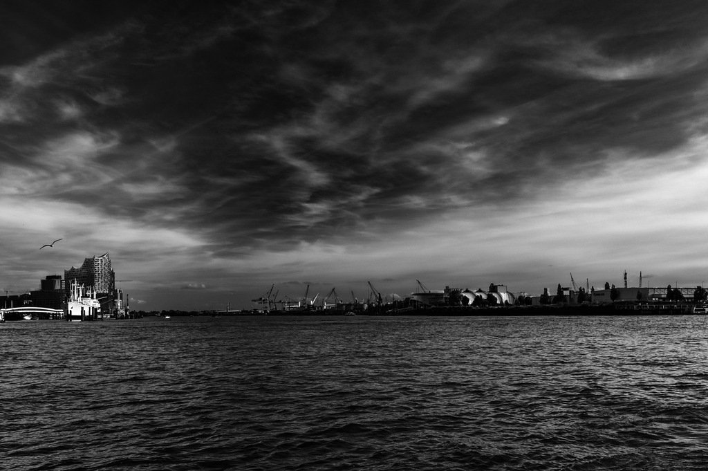 2023_10_23_HH-ST-PAULI-LANDUNGSBRUECKEN_MCP5075 sw_01 | Hochwertig gedruckte Fotografien für die Wand, als Kalender und zum Verschenken. Hamburg & Norddeutschland und überall wo ich mit der Kamera unterwegs war.