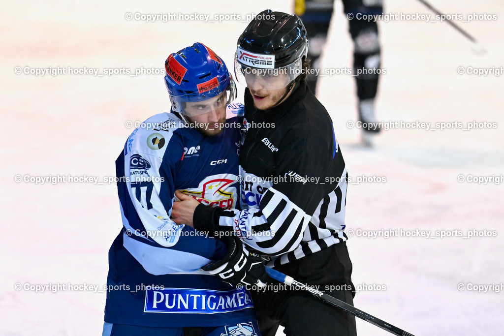 ESC Steindorf vs. EC Hornets Spittal 25.2.2024 | #77 Wuntschek Manuel ESC Steindorf, TELESKLAV Fabio Referee, ESC Steindorf vs. EC Hornets Spittal 25.2.2024, ESC Steindorf vs. EC Hornets Spittal 25.2.2024 am 25.02.2024 in Steindorf (Ossiachersee Halle), Austria, (Photo by Bernd Stefan)