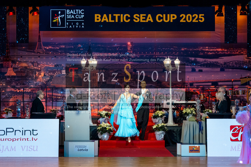 20251212_WDSF_World_Ch_Cup_RS-Std_1453-2 | Tanzsportbilder, Standardtanz, Lateintanz, WDSF, DTV, LTVB, dancecomp, goc, hessen tanzt, blaues band der spree, walzer, tango, wiener walzer, slowfox, quickstepp, samba, rumba, cha-cha-cha, paso doble. jive, hd-kroft photography, turniertanzsport