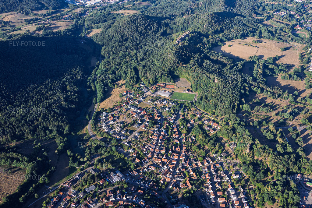Luftbild: Ortsansicht von Nordosten in Erfweiler im Bundesland Rheinland-Pfalz in Deutschland. – Foto: IMG_158702.jpg vom 14.08.2026 durch Werner Riehm/FLY-FOTO.de – Auflösung des Originals: 6000 x 4000 px