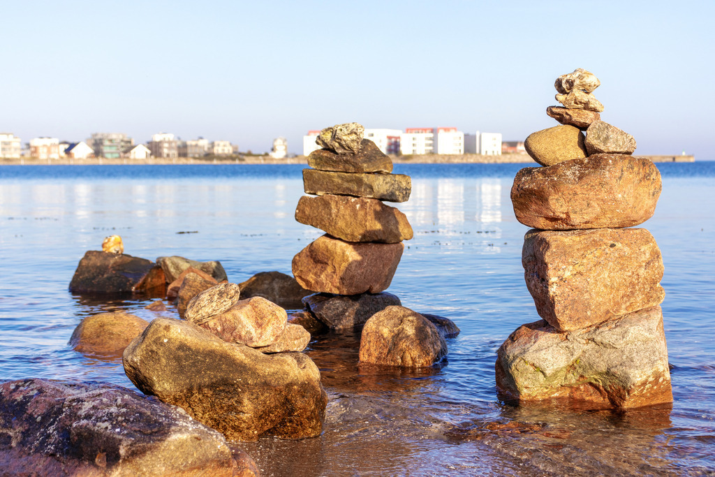 0040-olpenitz-strand-steine-ferienwohnungen-unschaerfe-steinmaenchen-wandbild | Kuratierte Ostsee Wandbilder in hoher Qualität (Leinwand, Acrylglas). Für Zuhause, Büro & Praxis. Fairer Preis & Zahlung auf Rechnung. Jetzt entdecken! - Realisiert mit Pictrs.com