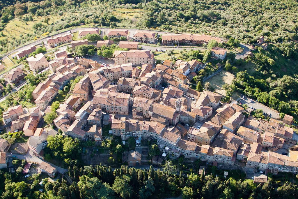 Aerial view: View of the town in Civitella Paganico in the state Tuscany, Italy. – Photo: IMG_28202.jpg taken on 06/01/2010 by Werner Riehm/FLY-FOTO.com – Resolution of the original: 4752 x 3168 px