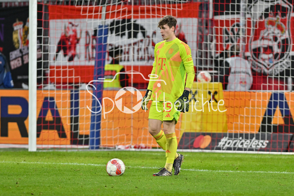RB Salzburg - FC Bayern München | am Ball Max SCHMITT (FC Bayern Muenchen 35) / Freisteller / Einzelfoto / Testspiel: RB Salzburg - FC Bayern Muenchen, Red Bull Arena am 06.01.2025