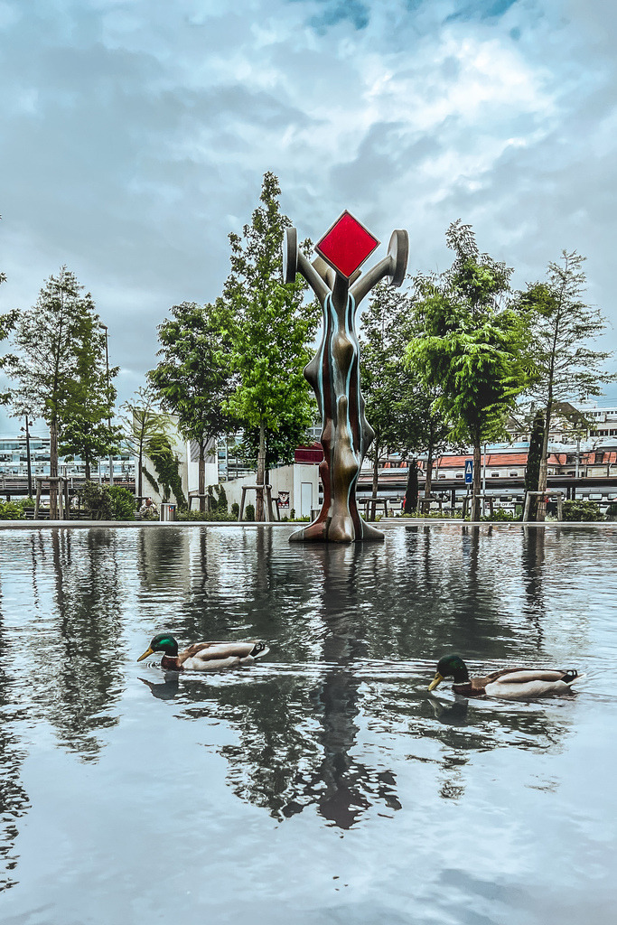 Brunnen beim Meret Oppenheim Platz | Schöne Fotografien aus der Stadt und der Natur zum bestellen oder selber hochladen. Druck auf Foto, Postkarte, Kalender, FineArt Hahnemühle, Alu-Dibond , Akustikbilder zur Absorption von Schall und Lärm etc. - Realisiert mit Pictrs.com