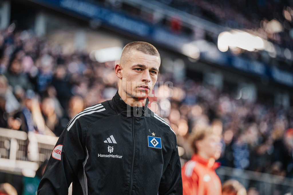 Fußball | Männer | Saison 2025/2026 | 1. Fußball-Bundesliga | 22. Spieltag | Hamburger SV vs. 1. FC Union Berlin | 14.02.2026 | Miro Muheim (#28, HSV) läuft in das Stadion ein