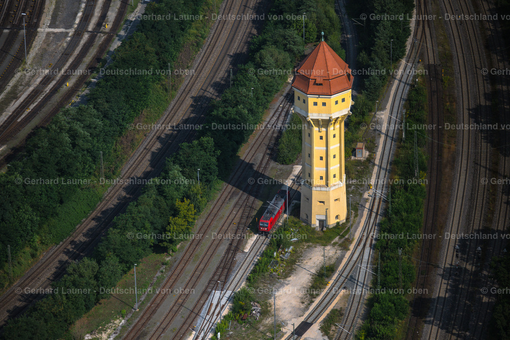4047564 | NüRNBERG 21.08.2021 Gleisanlagen und Schienenstrecken am Rundschuppen ( auch Lokschuppen, Lokhalle oder Triebfahrzeughalle ) des Bahn- Betriebswerkes im Ortsteil Rangierbahnhof in Nürnberg im Bundesland Bayern, Deutschland. Weiterführende Informationen bei: DB Netz AG,  Deutsche Bahn AG. // Trackage and rail routes on the roundhouse - locomotive hall of the railway operations work in the district Rangierbahnhof in Nuremberg in the state Bavaria, Germany. Further information at: DB Netz AG,  Deutsche Bahn AG. Foto: Gerhard Launer