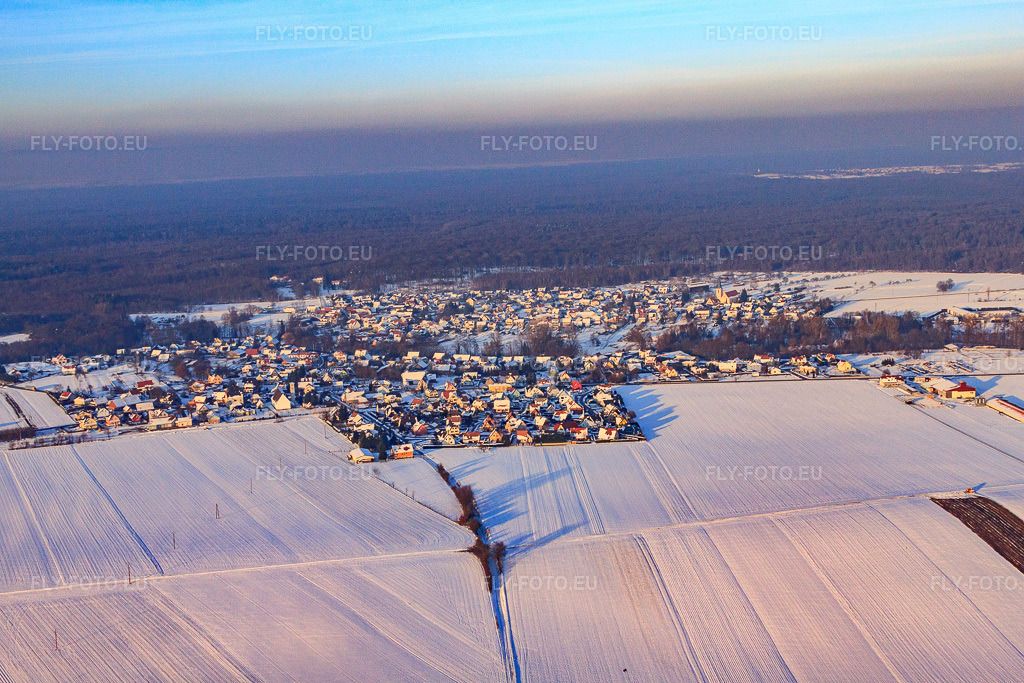 Vue aérienne: Vue d'ensemble des deux villages séparés par la rivière Lauter Scheibenhard (France) et de Scheibenhardt (Allemagne) vue du sud en hiver sous la neige à Scheibenhard dans le département Bas Rhin, France.Photo: IMG_36681.jpg prise le 05/01/2011 par Werner Riehm/FLY-FOTO.euRésolution de l'original: 4752 x 3168 px