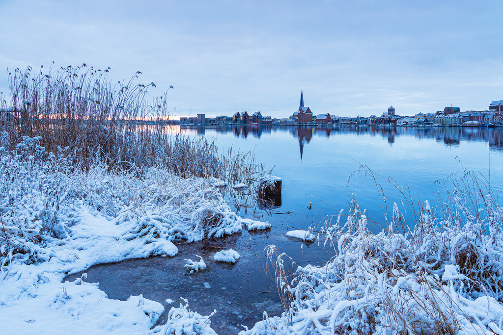 Blick über die Warnow auf die Hansestadt Rostock im Winter | Blick über die Warnow auf die Hansestadt Rostock im Winter.