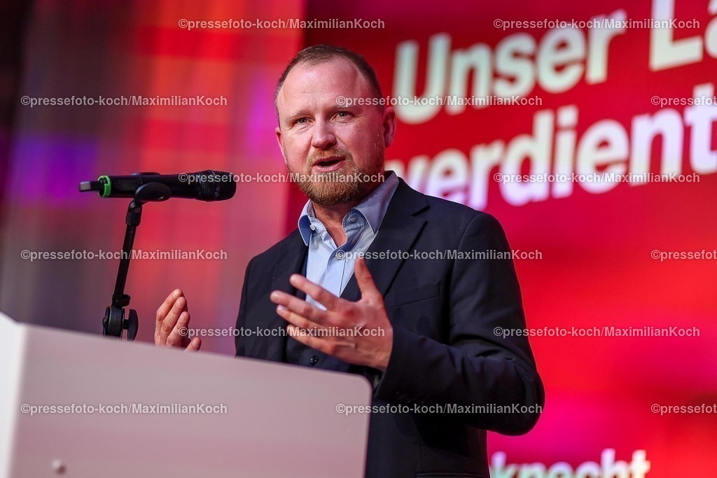 Wup06022501087 | 06.02.2025, Wahlkampfveranstaltung Bündnis Sahra Wagenknecht - Der Politiker Christian Leye (Generalsekretär BSW) bei seiner Rede in der Alten Papierfabrik in Wuppertal. 