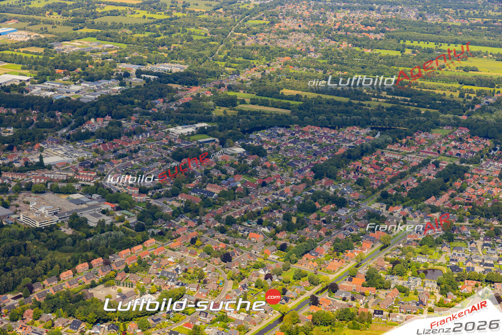 Stadt Papenburg von Oben- Die Luftaufnahme wurde 2025 vom UL-Flugzeug heraus erstellt ( keine Drohnenaufnahme ) - Hochauflösende Luftaufnahme - für Wandbilder und großformatige Ausdrucke geeignet. Das besondere Geschenk!Hier alle&nbsp;Infos zur Lizenzierung der LuftaufnahmeWir fliegen auch dieses Jahr wieder in Ihre Region um Luftbilder zu erstellen.- Luftbild anfragen