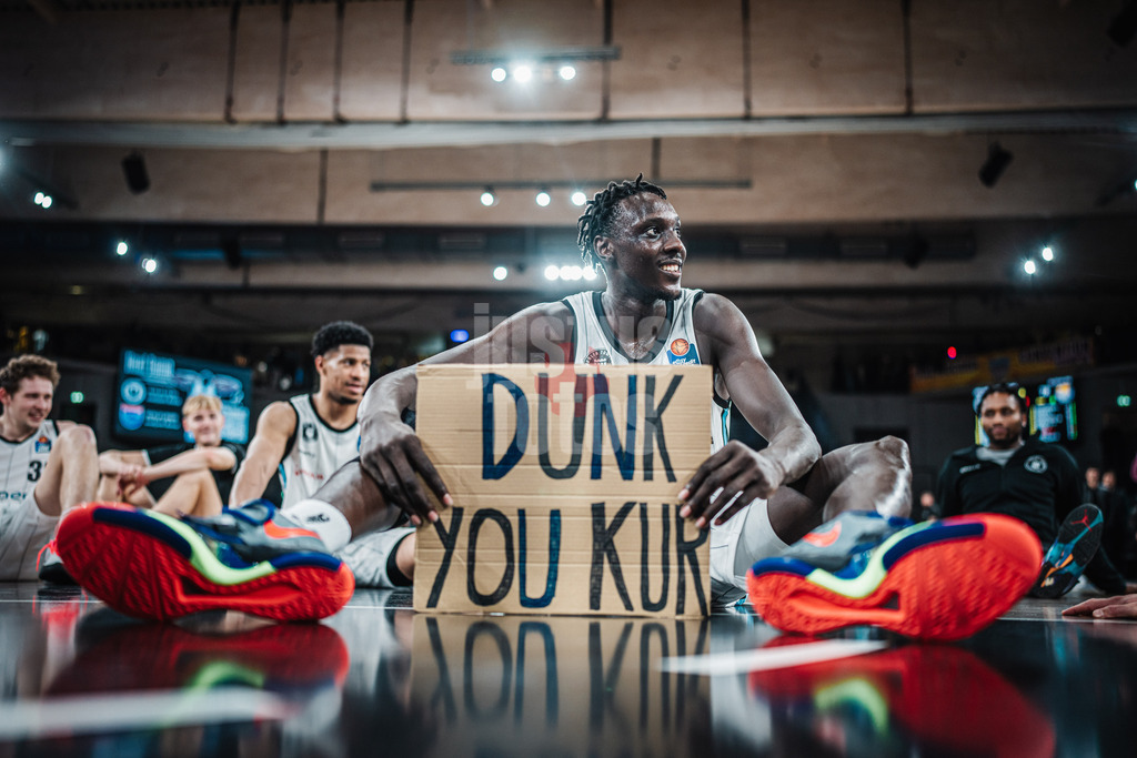 Basketball | Männer | Saison 2024/2025 | easyCredit Basketball Bundesliga | 4. Spieltag | Veolia Towers Hamburg vs. EWE Baskets Oldenburg | 06.10.2024 | Kur Kuath (#23, Veolia Towers Hamburg) mit einem Schild 'Dunk You Kur'