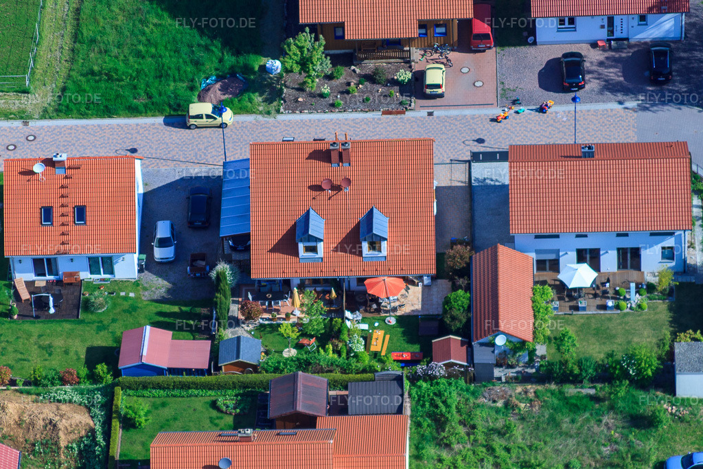 Luftbild: Im Erbsenfeld im Ortsteil Mörzheim in Landau im Bundesland Rheinland-Pfalz in Deutschland. Foto: IMG_27126.jpg vom 23.05.2010 durch Werner Riehm/FLY-FOTO.de