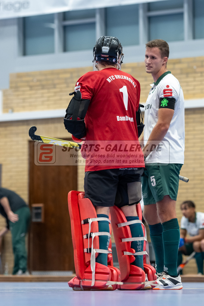 SFE_20231217_0074 | Neuss, Deutschland, 17.12.2023: Felix Damberger (Uhlenhorst Mülheim), Dennis Holthaus (Uhlenhorst Mülheim) diskutiert waehrend des Spiels der Halle 1. Bundesliga Herren zwischen SW Neuss vs Uhlenhorst Mülheim im Stadionhalle (SW Neuss) am 17.12.2023 in Neuss, Deutschland. (Foto von Stephan Fehrmann)

Neuss, Germany, 17.12.2023: Felix Damberger (Uhlenhorst Mülheim), Dennis Holthaus (Uhlenhorst Mülheim) discusses during the game of Halle 1. Bundesliga Herren between SW Neuss vs Uhlenhorst Mülheim in Stadionhalle (SW Neuss) at 17.12.2023 in Neuss, Deutschland. (Foto von Stephan Fehrmann)