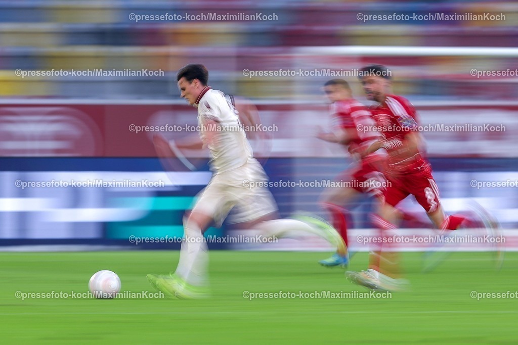 F9524042601075 | 24.04.2026, Fußball, Fortuna Düsseldorf - SC Dynamo Dresden, 2. Fußball Bundesliga, Herren, Merkur Spiel-Arena, 31. Spieltag, Saison 2025 2026: Dynamic Feature Thomas Keller (Dynamo Dresden #39) im Laufduell im Zweikampf gegen  Anouar El Azzouzi&nbsp;(Fortuna Düsseldorf #08)  DFB regulations prohibit any use of photographs as image sequences and or quasi-video.