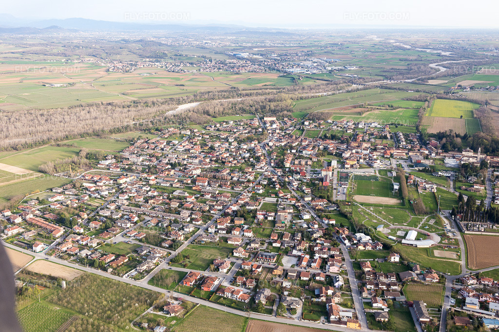 Aerial view: View of the town in Pradamano in the state Friuli Venezia Giulia, Italy. – Photo: IMG_105792.jpg taken on 04/08/2018 by Werner Riehm/FLY-FOTO.com – Resolution of the original: 5472 x 3648 px