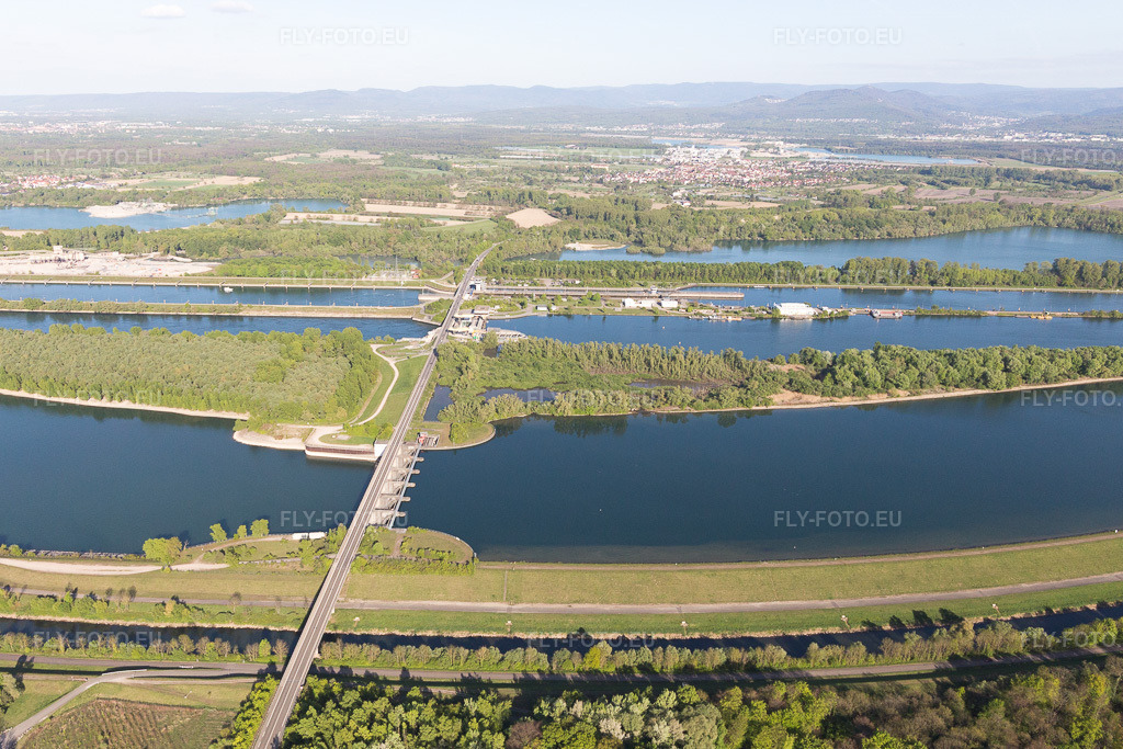 Vue aérienne: Écluse du Rhin d'Iffezheim à Roppenheim dans le département Bas Rhin, France. Photo: IMG_099066.jpg prise le 23/04/2017 par Werner Riehm/FLY-FOTO.euRésolution de l'original: 5069 x 3379 px