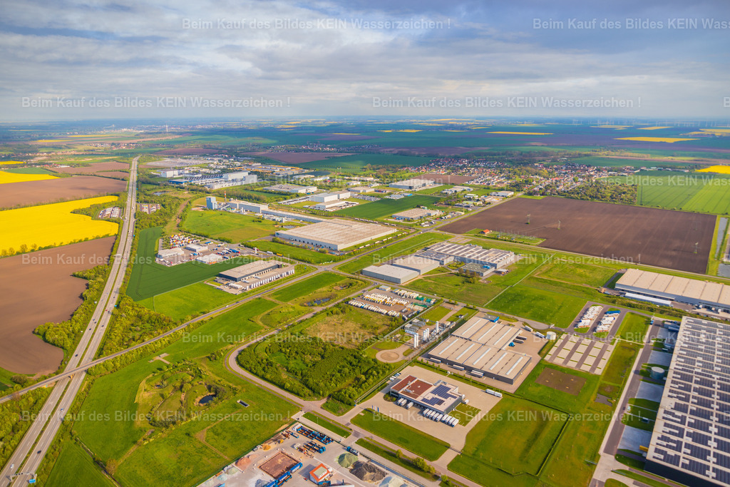 7 Osterweddingen-3569 | Blick aus dem Tragschrauber aus einer anderen Richtung auf den Gewerbestandort Osterweddingen südlich von Magdeburg. Die hohe Perspektive eröffnet einen weiten Blick über die Gewerbeflächen und macht zugleich die Autobahn A14 als wichtige Verkehrsverbindung des Standortes sichtbar.Im Vergleich zur vorherigen Aufnahme verändert der Blickwinkel die Wirkung des Standortes deutlich. Die Gewerbeflächen erscheinen als Teil eines größeren Wirtschaftsraumes und ihre Lage zur A14 wird besonders anschaulich.Die Aufnahme entstand im Rahmen der Standortdokumentation für den Landkreis Börde. Mehrere unterschiedliche Perspektiven ermöglichen es, einen Gewerbestandort nicht nur fotografisch attraktiv, sondern auch räumlich verständlich darzustellen.Gerade bei der Vermarktung von Gewerbe- und Industrieflächen ist dieser Zusammenhang wichtig: Unternehmen interessieren sich nicht nur für einzelne Gebäude oder Grundstücke, sondern auch für Lage, Erreichbarkeit und die Einbindung in die regionale Infrastruktur. - Realisiert mit Pictrs.com