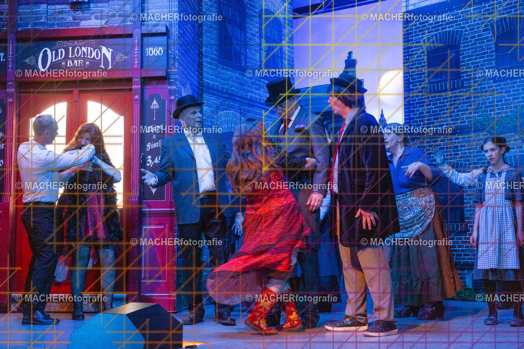 369_MFL-2025 | Portraitbilder von Regisseur; Darsteller; Techniker; Maske; Kostüme; Chor; Musiker; Bilderserie der Generalprobe und der Premierenvorstellung, Szenenbilder; Ausdrucksstudien; Bühnenüberblick; Bühnenkulissen; Pressefotos inkl. Redaktionsfoto Darstellergruppe.