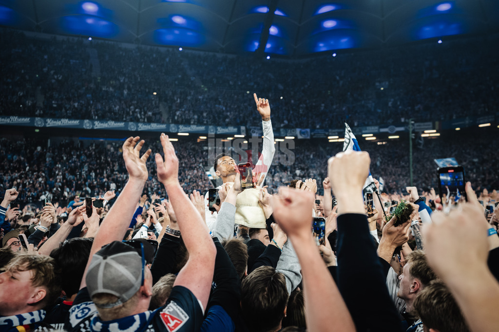 Fußball | Männer | Saison 2024/2025 | 2. Fußball-Bundesliga | 33. Spieltag | Hamburger SV vs. SSV Ulm 1846 | 10.05.2025 | Davie Selke (#27, HSV) in mitten der Fans feiert den Aufstieg Platzsturm Gebet