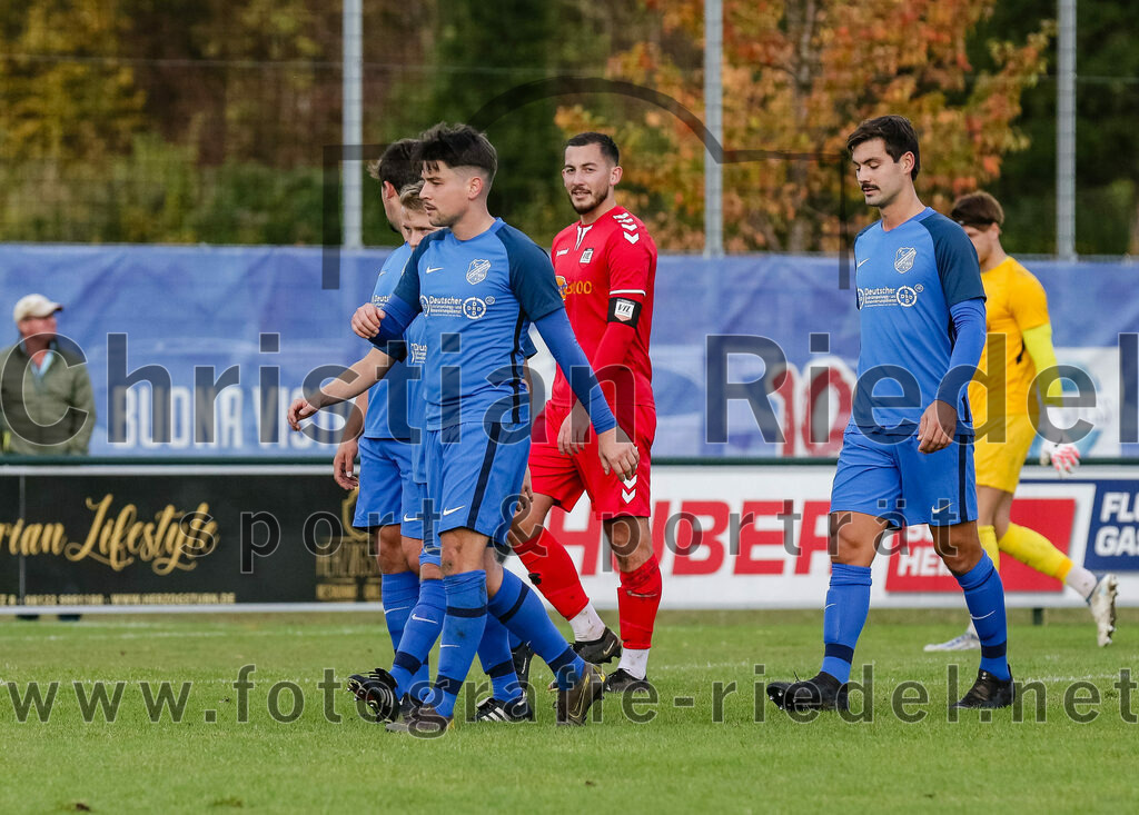 2023-11-04_105_FC_Langengeisling_gegen_VfL_Waldkraiburg | Erding, Deutschland, 04.11.2023:
Fußball, Bezirksliga Oberbayern Ost 2023 / 2024, 16. Spieltag, FC Langengeisling gegen VfL Waldkraiburg, Endergebnis: 2:0

Maximilian Maier (FC Langengeisling, #10), Kilian Stenzel (FC Langengeisling, #32)

Foto: Christian Riedel / fotografie-riedel.net