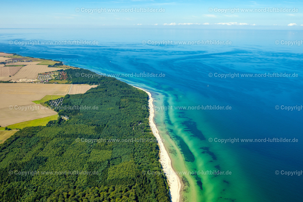 Nonnewitz_Rügen_ELS_8165100822 | NONNEWITZ 10.08.2022 Küsten- Landschaft am Sandstrand der Ostsee in Nonnewitz auf der Insel Rügen im Bundesland Mecklenburg-Vorpommern, Deutschland. // Coastline on the sandy beach of Baltic Sea in Nonnewitz on the island of Ruegen in the state Mecklenburg - Western Pomerania, Germany. Foto: Martin Elsen