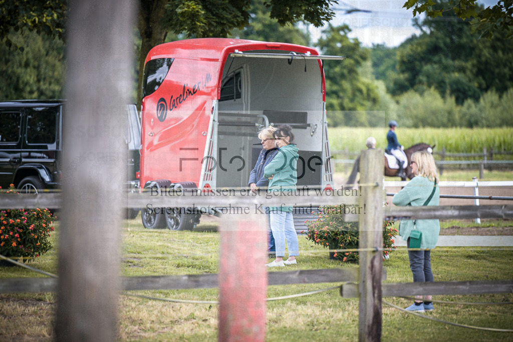 DOS_7899 | Entdecke hochwertige Reitturnierfotos von Foto Oger. Professionell, emotional und authentisch – jetzt Lieblingsmomente im Shop bestellen.Deutschlandweite Turnierfotografie. - Realisiert mit Pictrs.com