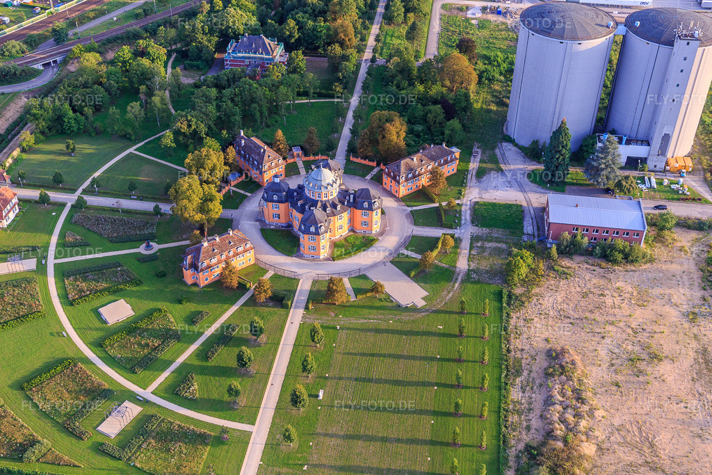 Luftbild: Zwei große Silos von ehemals Südzucker an der Eremitage Waghäuse im Abendlichtl in Waghäusel im Bundesland Baden-Württemberg in Deutschland. – Foto: IMG_102483.jpg vom 24.08.2017 durch Werner Riehm/FLY-FOTO.de – Auflösung des Originals: 4913 x 3275 px – Link zu der der Hirsch & Wölfl GmbH - Link öffnet in neuem Fenster