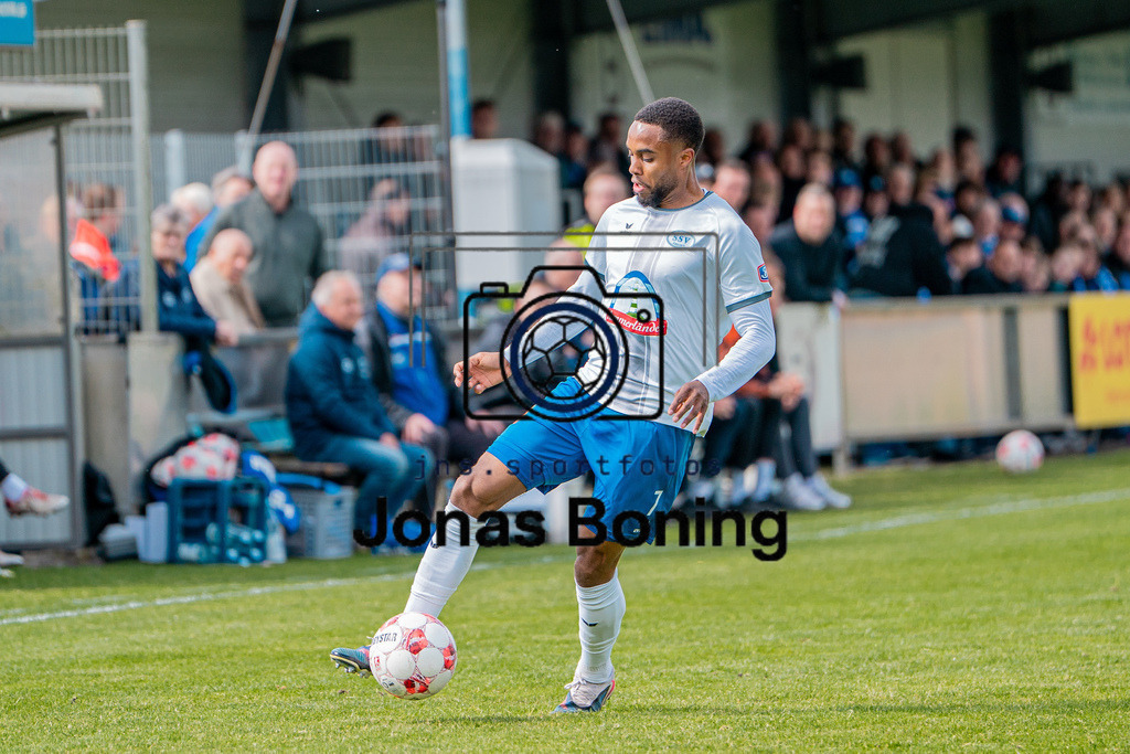 Fußball I Herren I Saison 2025-2026 I Regionalliga Nord I 34. Spieltag I SSV Jeddeloh II - SV Drochtersen-Assel I 03944 | Dominique Ndure (7, SSV Jeddeloh II) - Realisiert mit Pictrs.com