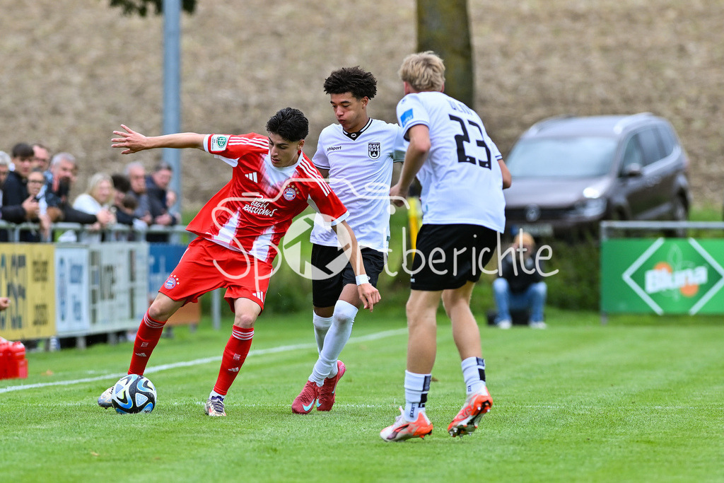 SSV Ulm 1846 Fussball U19 - FC Bayern München U19 | im Duell Deniz OFLI (FCB #3),Evan Anderson BROWN (SSV Ulm U19 25) und Hannes KURKOWSKI (SSV Ulm U19 23) / Zweikampf / U19 DFB Nachwuchsliga: SSV Ulm 1846 Fussball - FC Bayern München, Hauptspielfeld Langenau am 02.08.2025