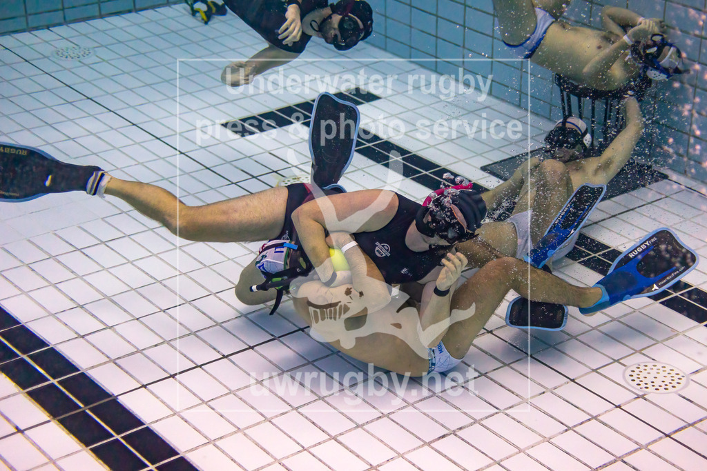 GER, USZ Zürich (Schweiz) vs. FIRS Folrenz (Italien) , Herren, , Unterwasser-Rugby, Champions Cup 2024, 24.11.2024 | Samuele Mosci (FIRS; #27) im Zweikampf mit Steffen Wachenfeld (USZ Zürich, #42). - Realisiert mit Pictrs.com