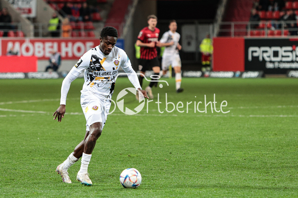 FC Ingolstadt - Dynamo Dresden | Christian Joe CONTEH (SGD #32) am Ball / Freisteller / Einzelfoto