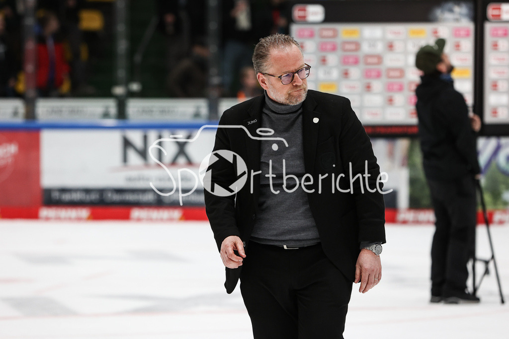 Löwen Frankfurt - Augsburger Panther | ein enttaeuschter Christof KREUTZER in Aktion nach der Niederlage in Frankfurt / Einzelfoto / Freisteller
