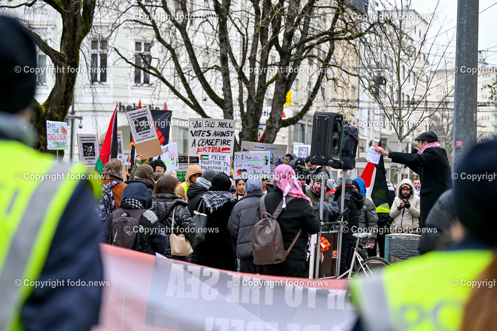Demonstration Paleastina in Linz_ Pro Gaza_ 14.01.2024-22 | 14.01.2024, Linz, AUT, Demonstration, im Bild Palästina, Palaestina, Gaza, Demoteilnehmer, Teilnehmer, Kundgebung, Plakate, Fahnen, Polizei, Beamte, Polizeifahrzeuge, Einsatzkraefte, Israel, Krieg, Hamas, Geisel, Freiheit, Frieden