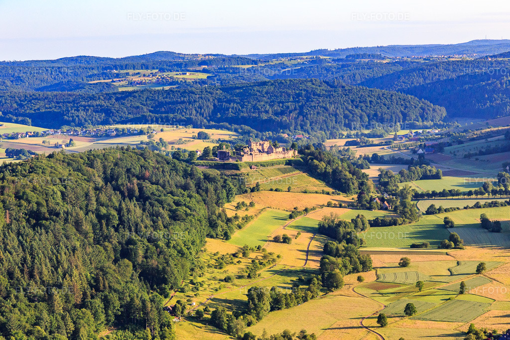 Luftbild: Festungsruine Hochburg bei Emmendingen aus Süden im Ortsteil Eberbächle in Sexau im Bundesland Baden-Württemberg in Deutschland. Foto: IMG_147580.jpg vom 30.05.2025 durch Werner Riehm/FLY-FOTO.deHochburg bei Emmendingen