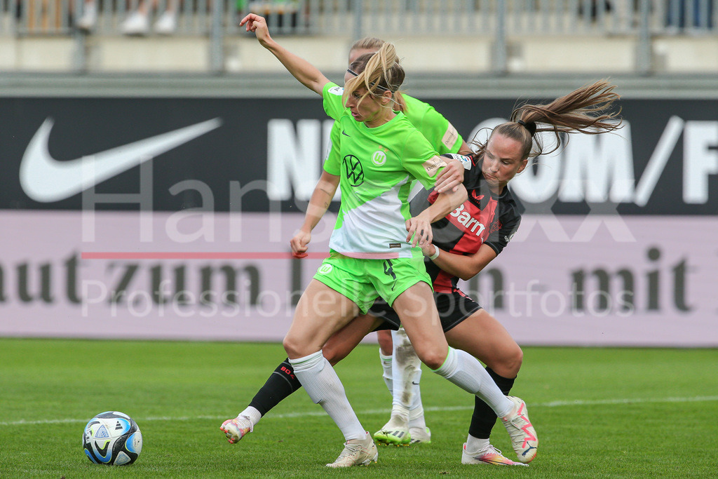 Fussball, Google Pixel Frauen-Bundesliga, VfL Wolfsburg - Bayer 04 Leverkusen | v.li.: Kathrin Hendrich (Kathy, VfL Wolfsburg, 4) und Eva van Deursen (Bayer 04 Leverkusen, 15) im Zweikampf, Duell, Dynamik, Aktion, Action, Spielszene, DIE DFB-RICHTLINIEN UNTERSAGEN JEGLICHE NUTZUNG VON FOTOS ALS SEQUENZBILDER UND/ODER VIDEOÄHNLICHE FOTOSTRECKEN. DFB REGULATIONS PROHIBIT ANY USE OF PHOTOGRAPHS AS IMAGE SEQUENCES AND/OR QUASI-VIDEO.