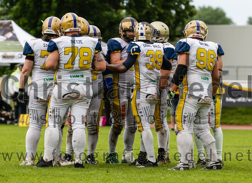 2022-05-29_152_Erding_Bulls_gegen_Nuernberg_Rams | Erding, Deutschland, 29.05.2022:
Fußball, Regionalliga 2022, 5. Spieltag, Erding Bulls gegen Nürnberg Rams, Endergebnis: 10:16

Dustin Dietze (Erding Bulls, #78), +e39+, Tobias Orend (Erding Bulls, #96)

Foto: Christian Riedel / fotografie-riedel.net