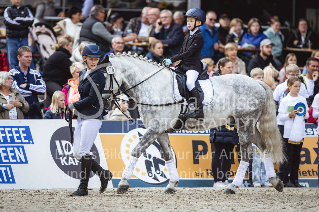 240915_OWLCh_FuehrzuegelWB-625 | Deine schönsten Turniermomente als professionelle Fotos! Entdecke hochwertige Pferdesport-Fotografie im Online-Shop. Jetzt Fotos finden & bestellen!