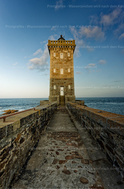Leuchtturm vor dem Atlantik | Frontale Ansicht eines steinernen Leuchtturms an der bretonischen Küste. Die gerade Steinmauer führt den Blick direkt zum Turm, während Meer und Himmel eine klare, maritime Atmosphäre schaffen. - Realisiert mit Pictrs.com
