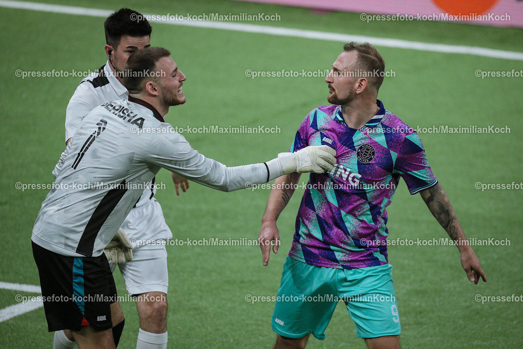 DueBL08042401034 | 08.04.2024, Düsseldorf, Fußball, Baller League, PSD Bank Dome, Final Four, Halbfinale Streets United - Eintracht Spandau:  Torhüter Bleron Berisha (Eintracht Spandau, #1)
 gestikulierend mit Manuel Fischer (Streets United, #9)