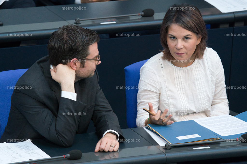 Annalena Baerbock mit Marco Buschmann auf der Regierungsbank | Metropolico
