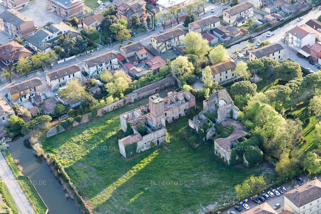 Luftbild: Ortsansicht in Comacchio im Bundesland Ferrara in Italien. Foto: IMG_098658.jpg vom 06.04.2017 durch Werner Riehm/FLY-FOTO.de