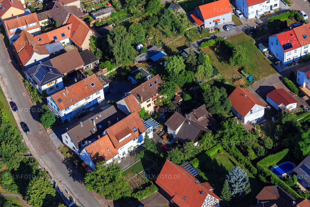 Luftbild: Lange Straße im Ortsteil Schluttenbach in Ettlingen im Bundesland Baden-Württemberg in Deutschland. Foto: IMG_084027.jpg vom 26.07.2015 durch Werner Riehm/FLY-FOTO.de