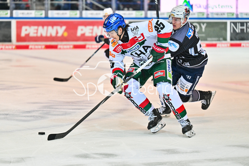 Iserlohn Roosters - Augsburger Panther | im DUell Christian HANKE (Augsburger Panther #25) und Johannes HUSS (Iserlohn Roosters 55) / Zweikampf / DEL: Iserlohn Roosters - Augsburger Panther, Eissporthalle Iserlohn am 07.03.2025